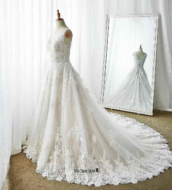 winter dressElegant Ball Gown V-neckline Lace Wedding Dress